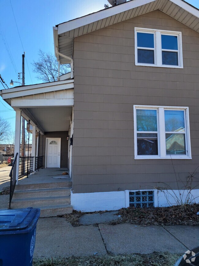 South Broadway Bluffs Apartments for Rent with a Yard Saint Louis, MO