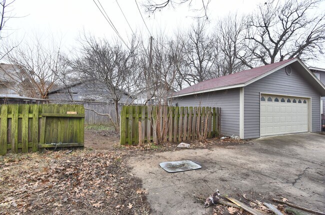 Building Photo - Prime Location: 4-Bedroom Home Close to Do...