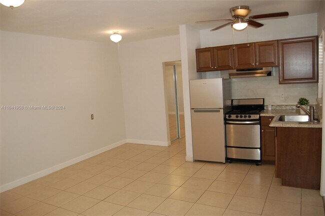 Foto del edificio - 2481 SW 11th St