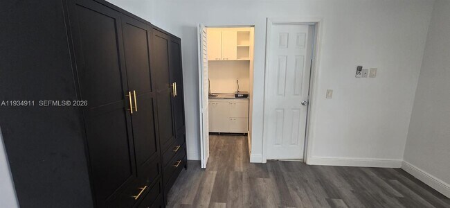 Foto del edificio - 8430 Harding Ave