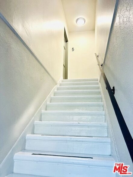 Foto del edificio - 2401 Beachwood Dr