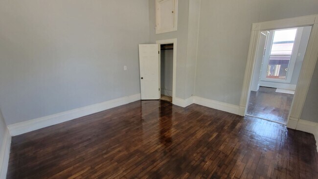 Building Photo - Cleburne Cutie