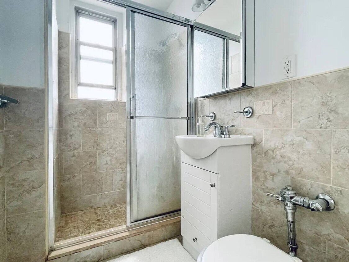 Foto principal - Private Bedroom in a 4 bedroom / 1 bathroom Home