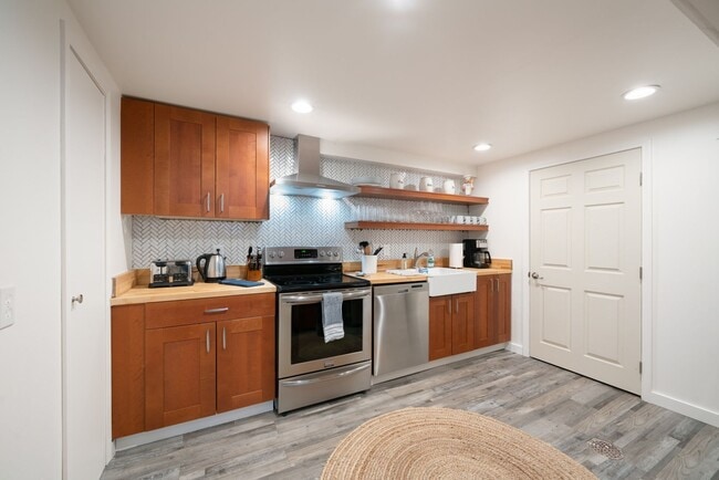 Building Photo - Golden Duplex > Unit is fully furnished feels like NEW!