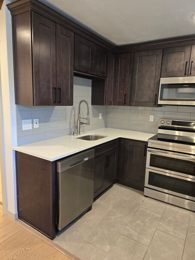 Building Photo - 1bed 1bath Home in Tacoma with lots of parking and W/D