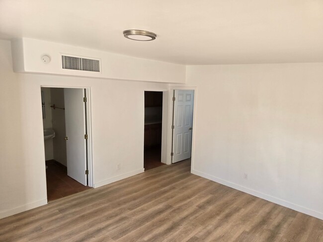 Foto del edificio - Beautifully Renovated 1 Bedroom Apt - All ...