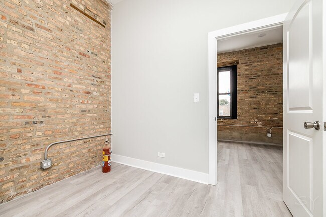 Building Photo - 2448 S Oakley Ave