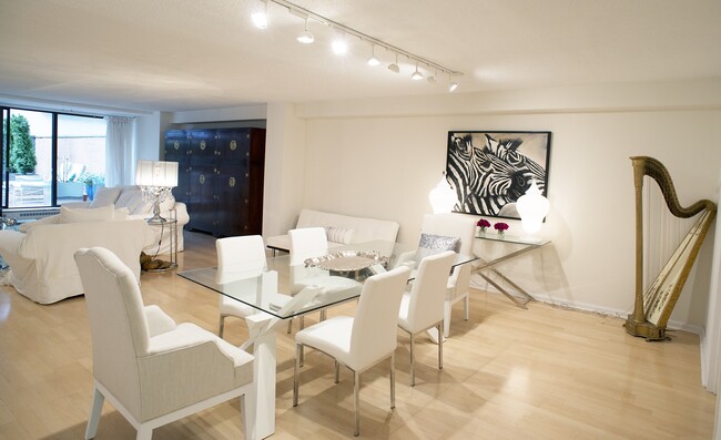Building Photo - 70 Yorkville Av