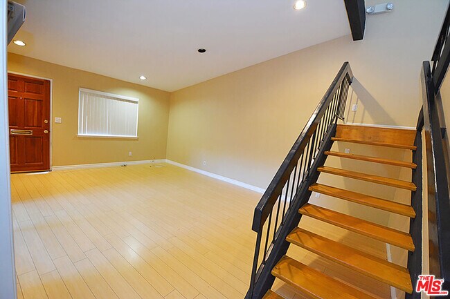 Foto del edificio - 10051 Valley Circle Blvd