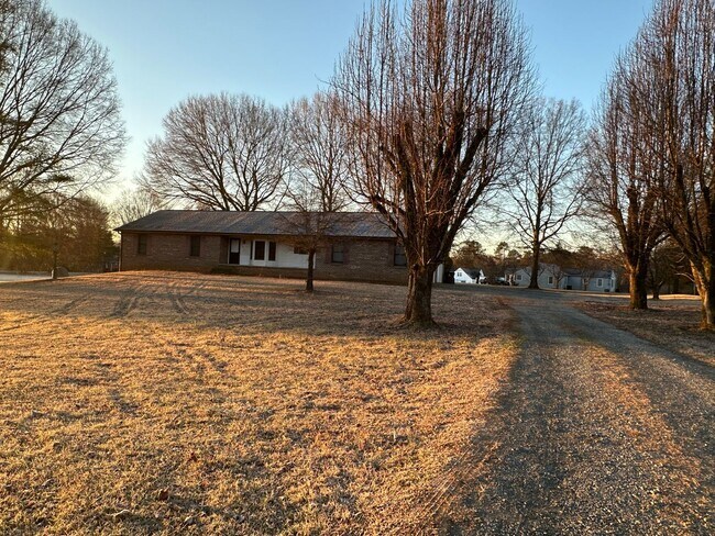 Building Photo - Three bedroom home an 1 acre lot - Pfafftown