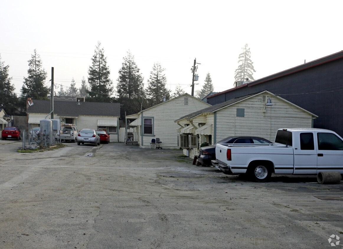 1128 N J St, Tulare, CA 93274 Apartments in Tulare, CA