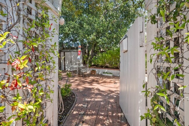 Foto del edificio - 3031 Flores St