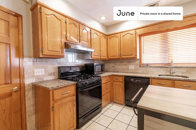 Building Photo - Room in Shared 5 bed/2 bath home in Medford