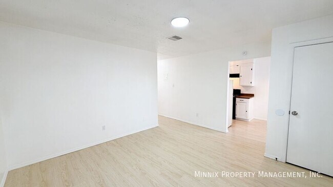 Building Photo - 5005 Ave W.-9