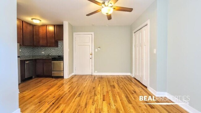 Foto del edificio - 0 bedroom in CHICAGO IL 60657