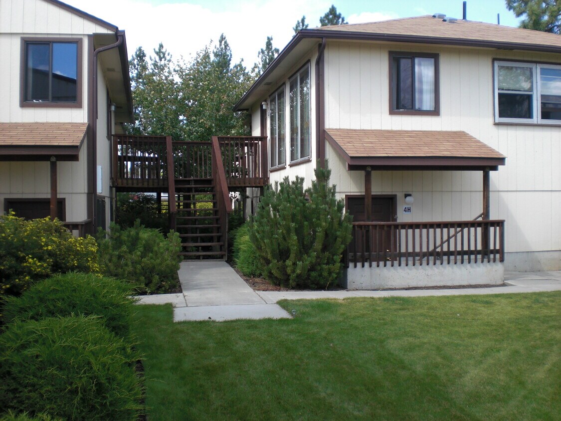 Foto principal - Pine Village Apartments
