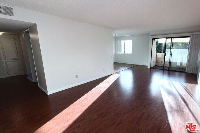 Foto del edificio - 7442 Hazeltine Ave