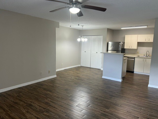 Comedor y cocina - 351 Lone Hill Dr