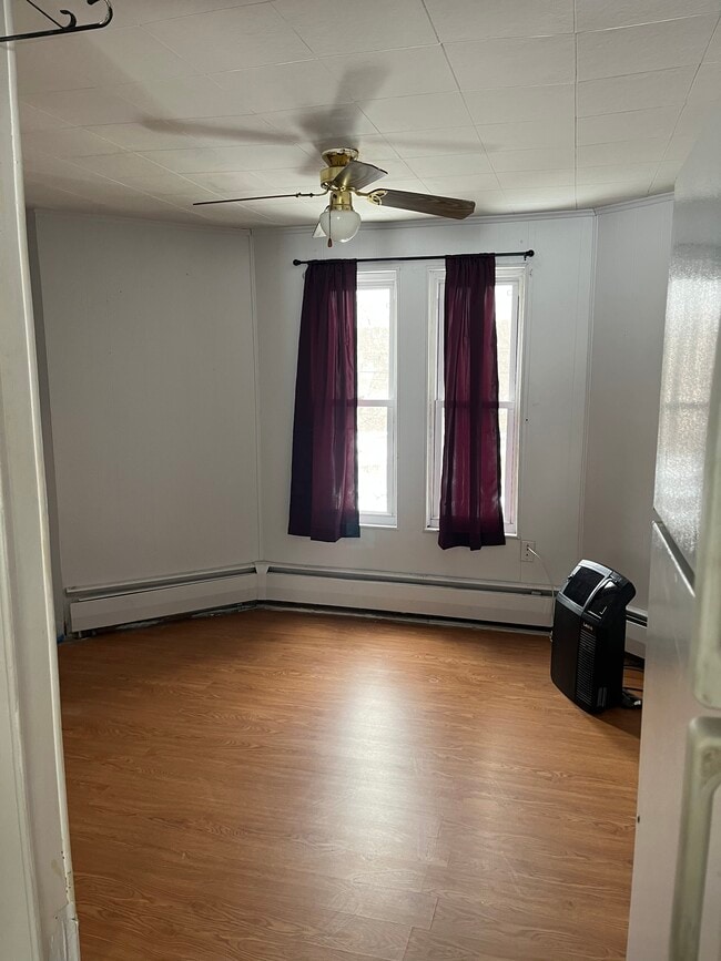 Living room - 25 Rockland St