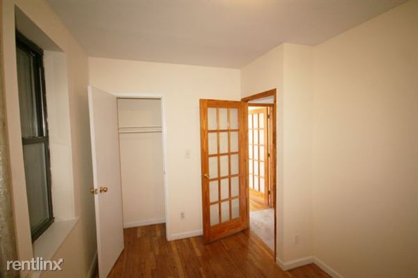 Building Photo - 203 E 10th St