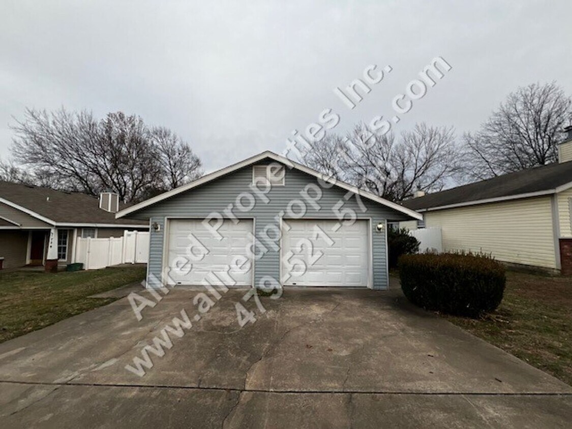 2 Bedroom 1.5 bath in FAYETTEVILLE. LAWN C... Condo for Rent in