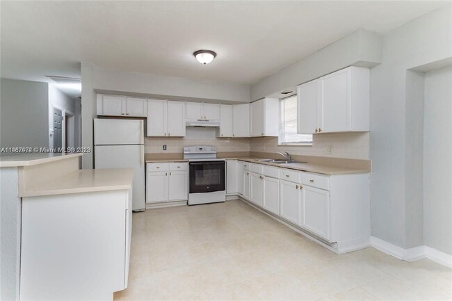 Building Photo - 3800 NW 5th Ct