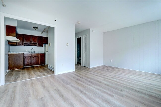 Building Photo - 400 Main St