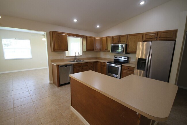 Building Photo - Lovely, Spacious 2 Bedroom, 2 Bathroom Hom...