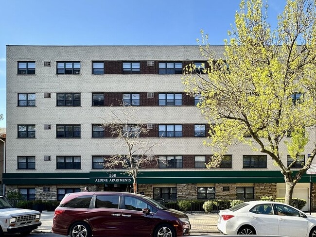 Building Photo - 535 W Aldine Ave