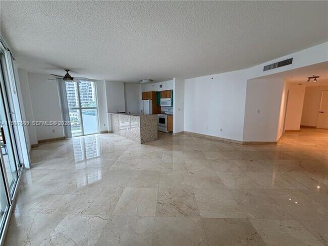 Foto del edificio - 17555 Atlantic Blvd