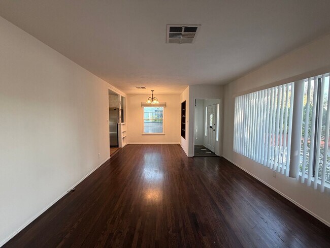 Foto del edificio - Charming 3BD Pool Home in Van Nuys | 2-Car Garage + Washer/Dryer + Central A/C