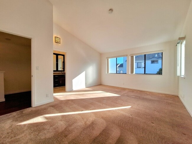Building Photo - Beautiful 2bd Townhouse With Attached Gara...