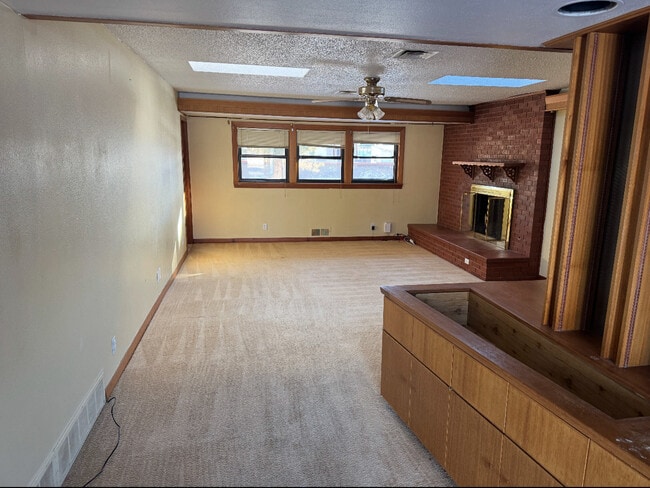 Building Photo - 204 E Cardwell St