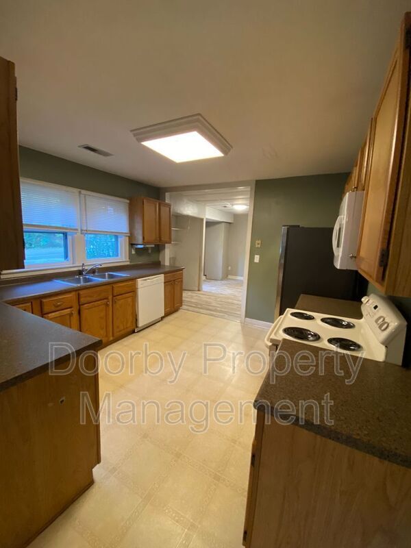Building Photo - 627 Lupton Dr