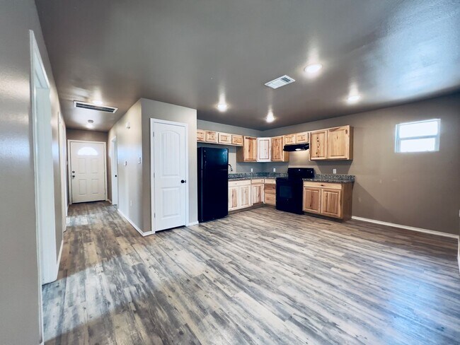 Foto del edificio - Cozy 3-Bedroom, 2-Bathroom Home with 1-Car...