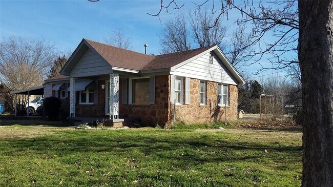 Building Photo - 520 S Sooner Rd