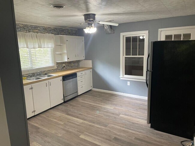Foto del edificio - 525 Meadowbrook Ave