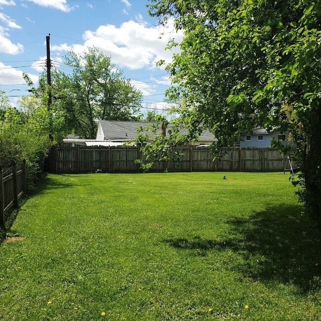 Building Photo - 1634 Greencrest Ave