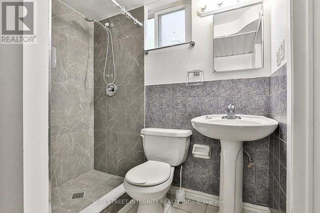 Photo du bâtiment - 160 Cummer Ave