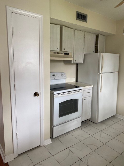 Building Photo - 6965 Avenue des Palais