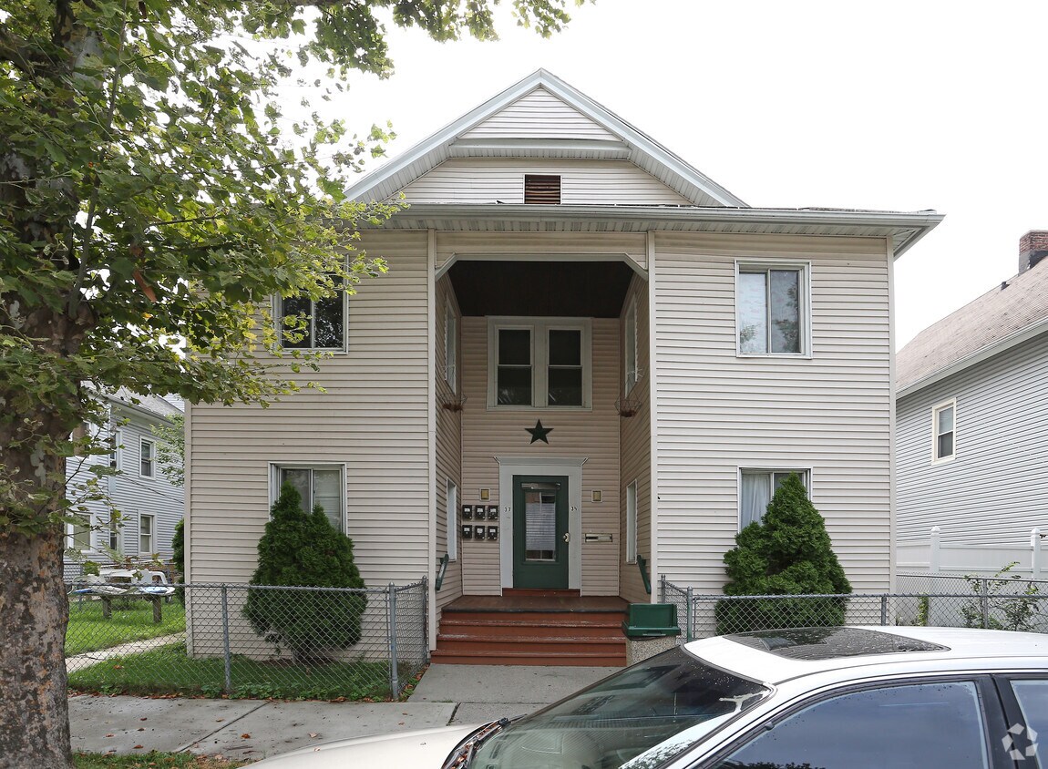 Building Photo - 35 Hall St