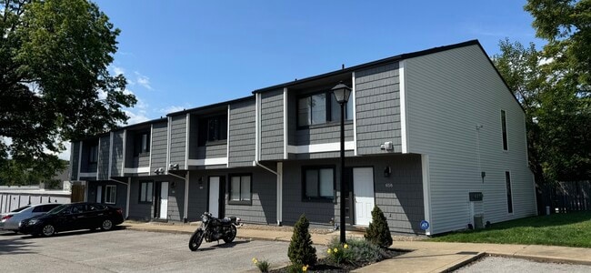 Building Photo - Akron U Townhomes - Student Housing