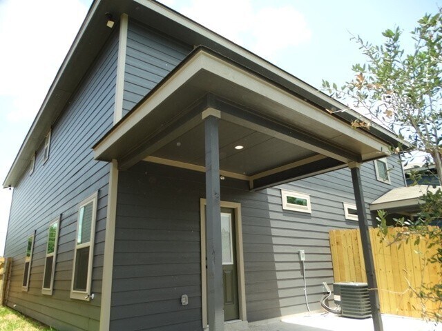 Building Photo - 7006 Lakeview Dr.