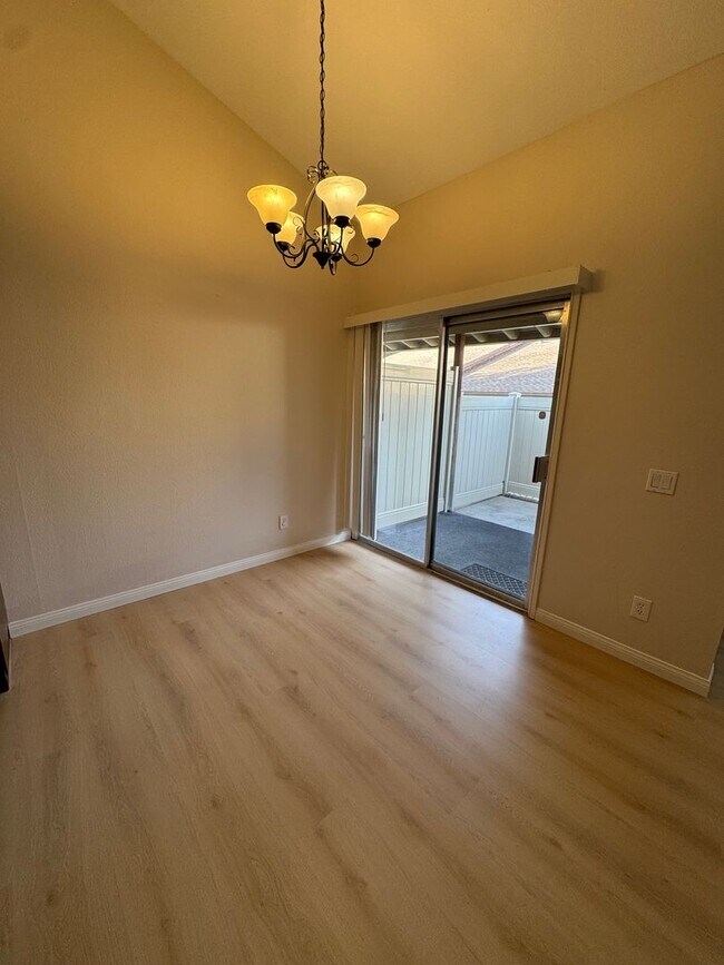 Foto del edificio - Bright, Updated Home Ready to Move In