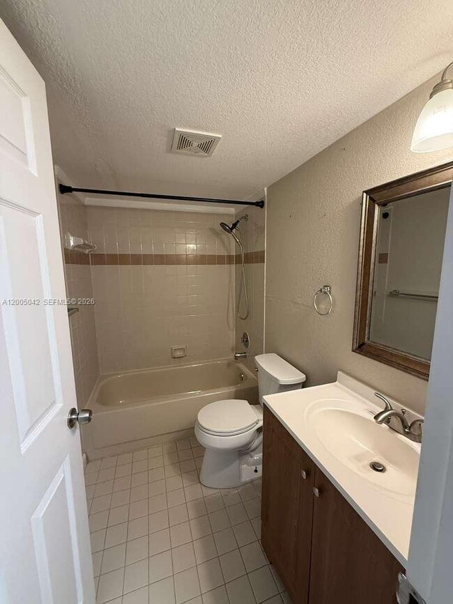 Foto del edificio - 1416 Meadows Cir W