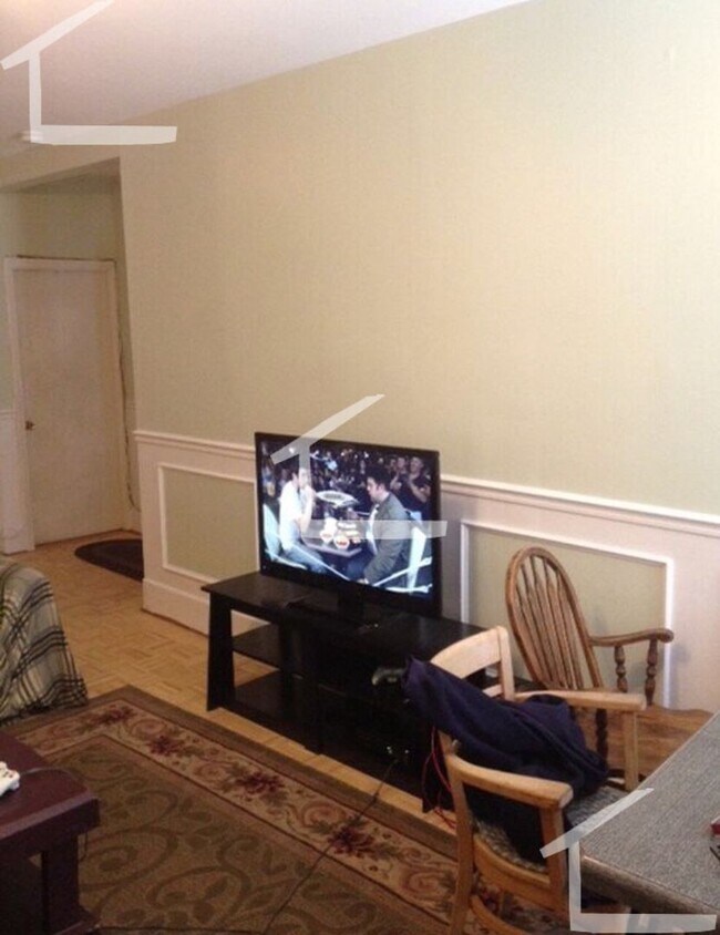 Foto del edificio - Large 3 bed unit right in front of the Green Line.