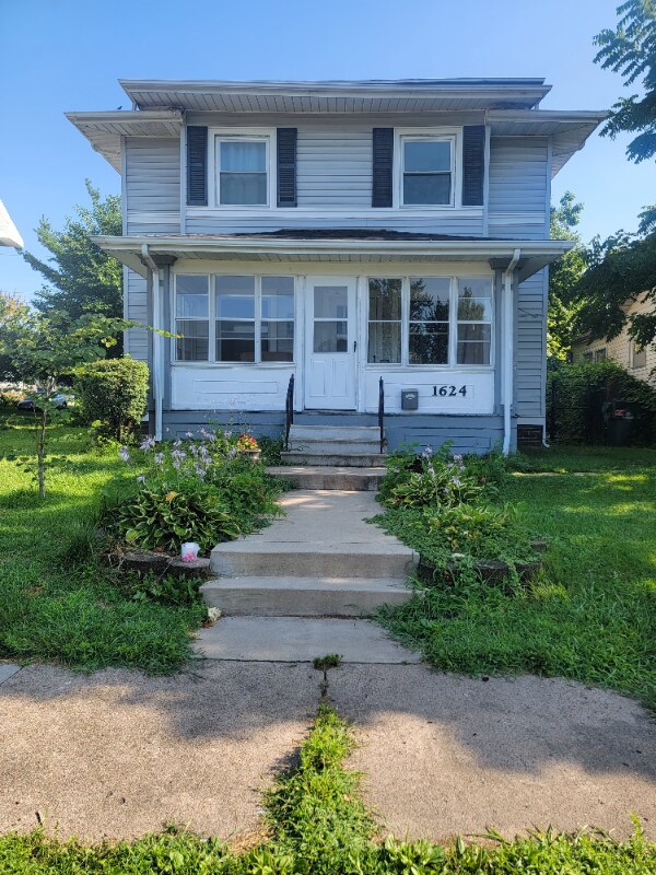 Primary Photo - 1624 J Ave NE
