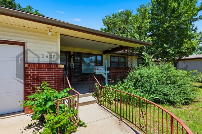 Building Photo - 2425 N Marigold Ln