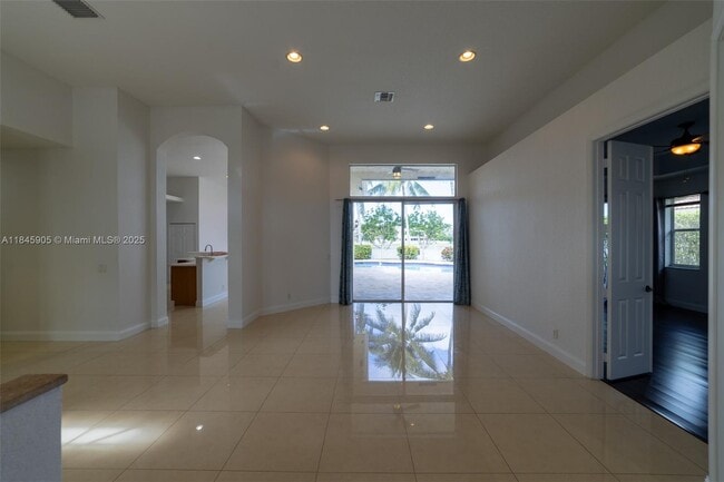 Building Photo - 896 Marina Dr