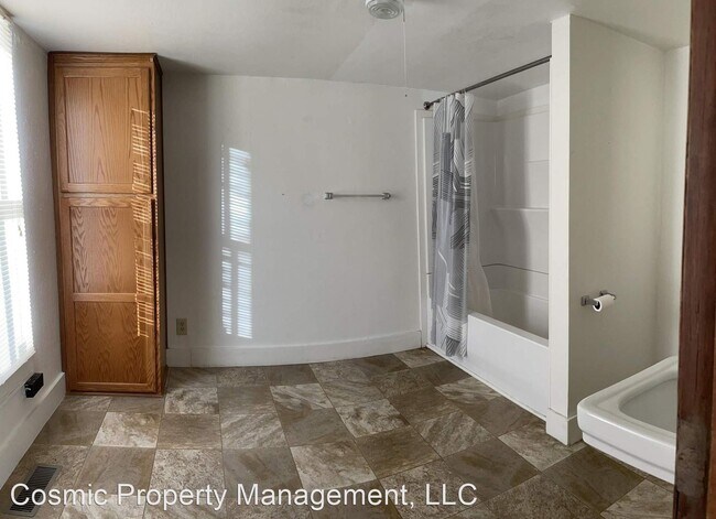 Building Photo - 5 br, 1 bath House - 420 Columbus St.